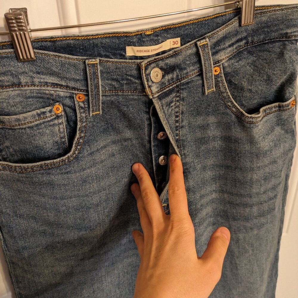 Levi's Ribcage Straight Size 30 Medium Wash Button Fly - Picture 3 of 11